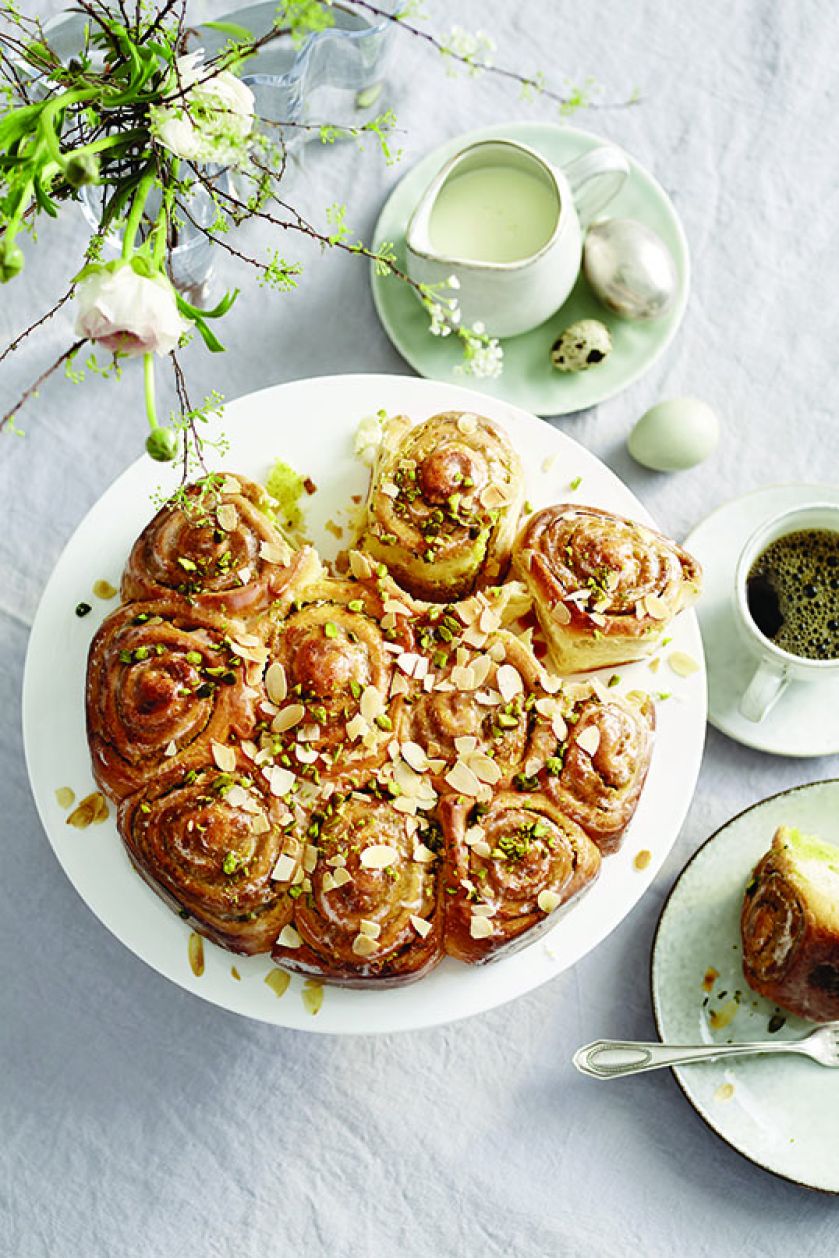 Tort kanapkowy z masą twarożkową, pancakes z sałatką jabłkowo-rzodkiewkową i dip z czerwonej soczewicy. Poczuj