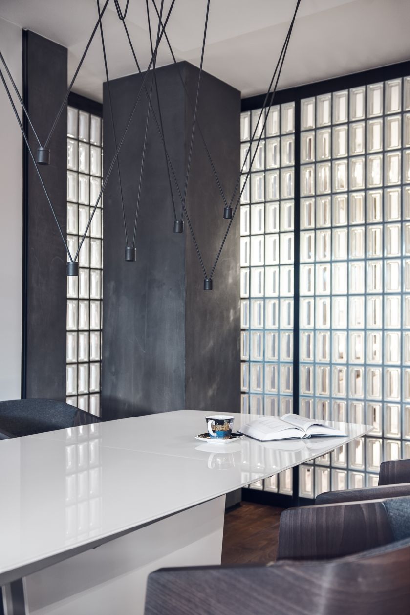 Luksfery wpuszczają światło do garderoby, a jednoczśnie odbijają naturalne światło wpadające do salonu przez wielkie okna.