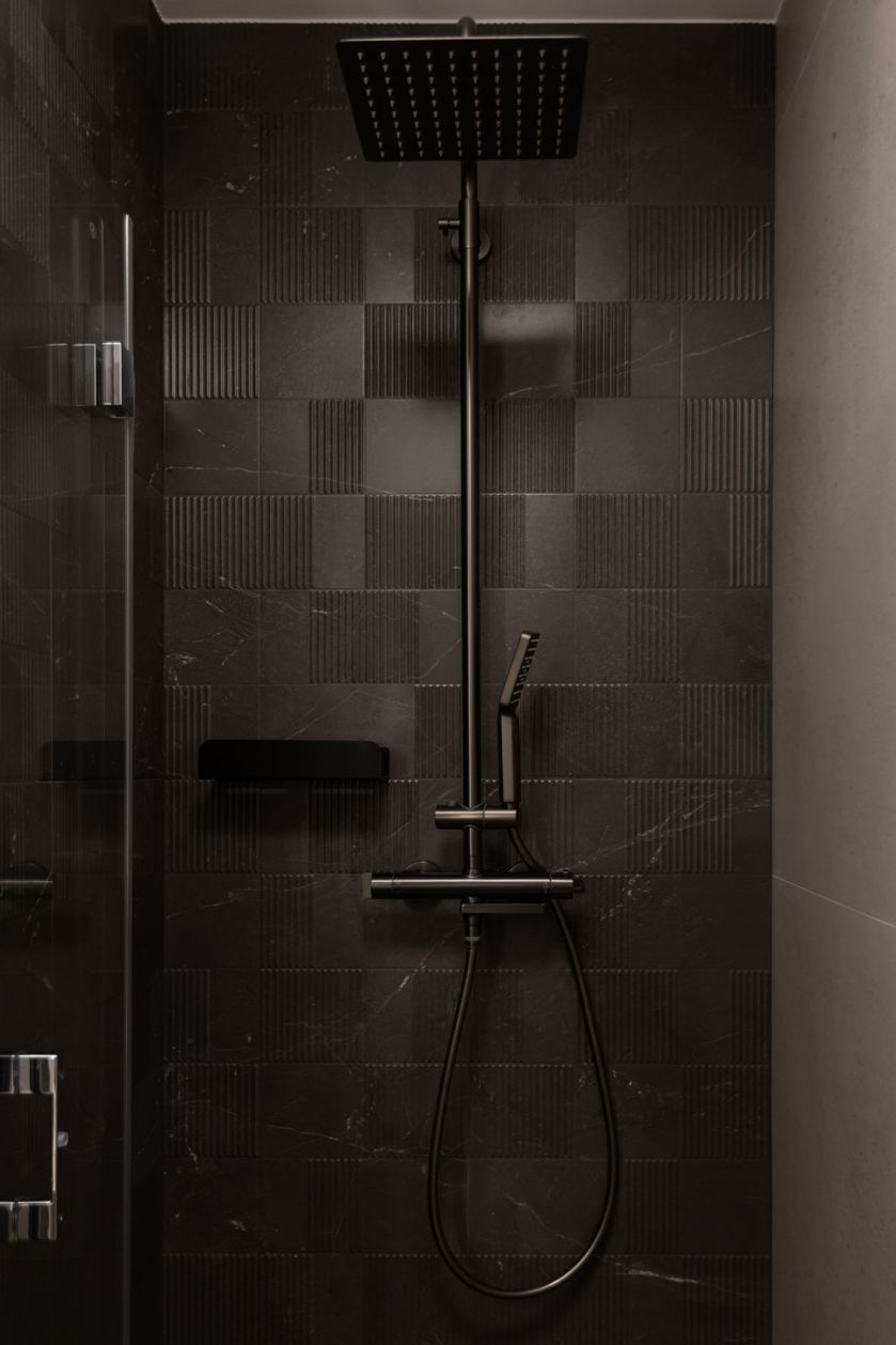 Bateria prysznicowa w ciemnej łazience