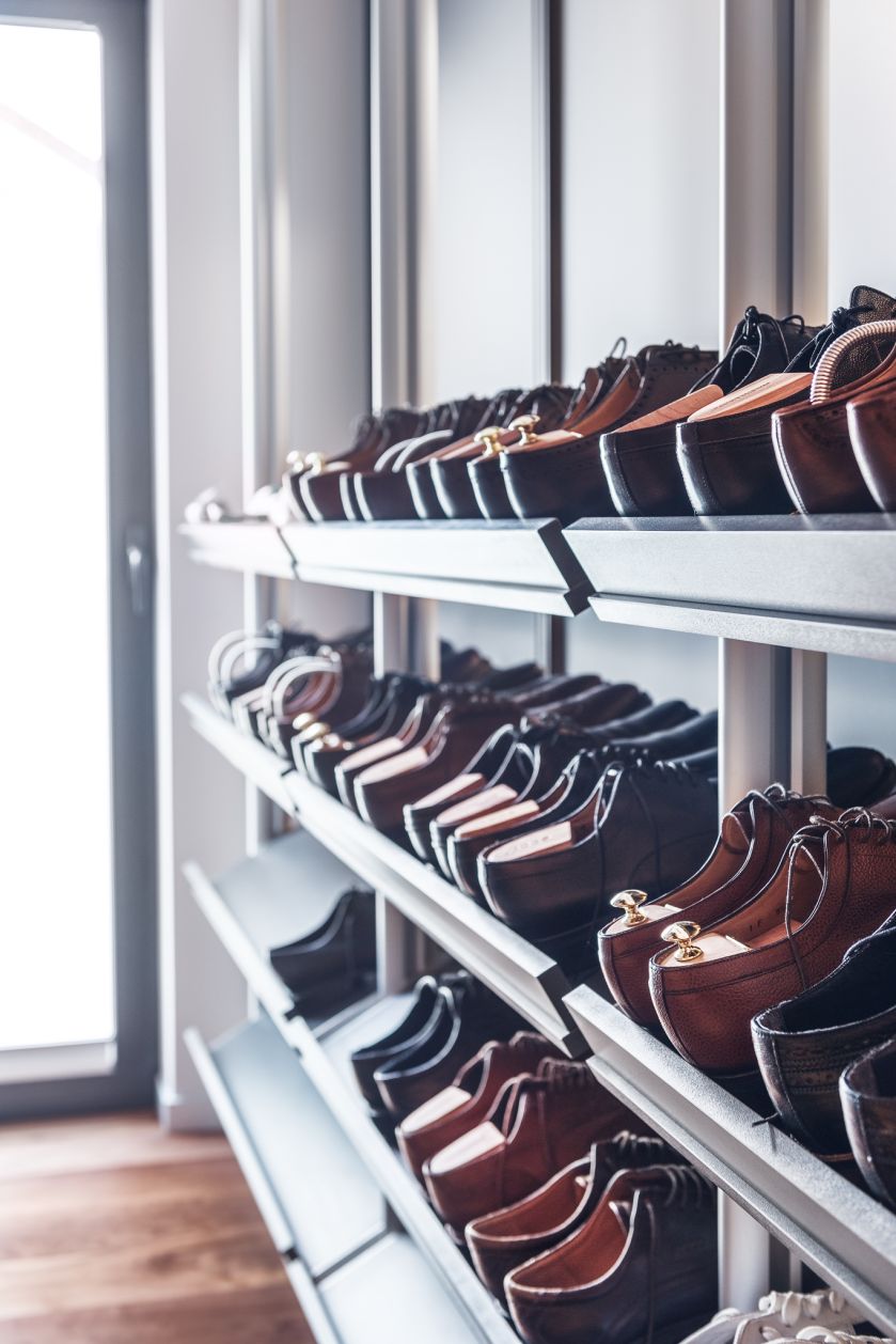 Nie tylko kobiety potrzebują sporo miesjca na buty. Praktyczne półki znalazły się w garderobie.