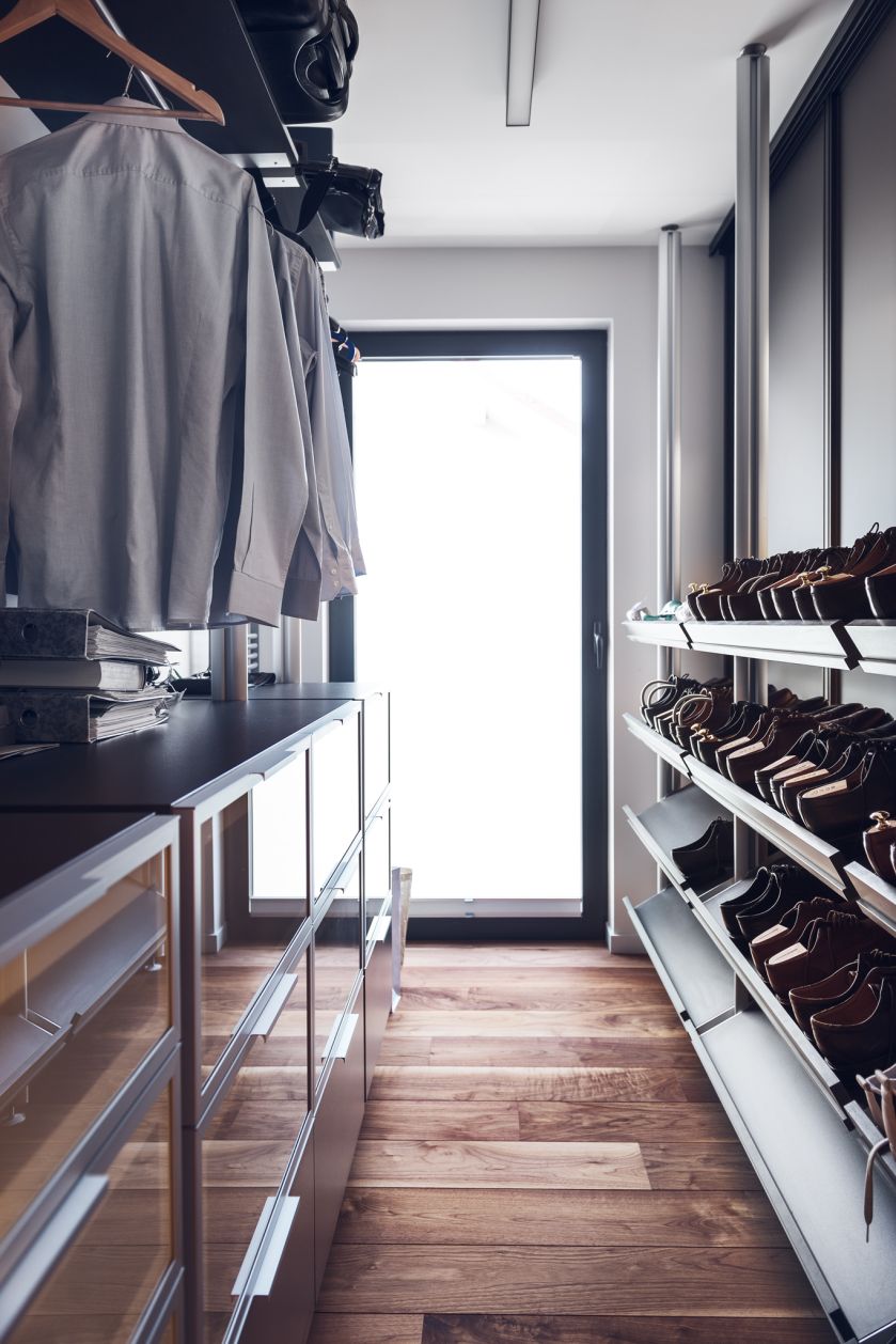 Obszerna i dodatkowo doświetlona lukserami garderoba.