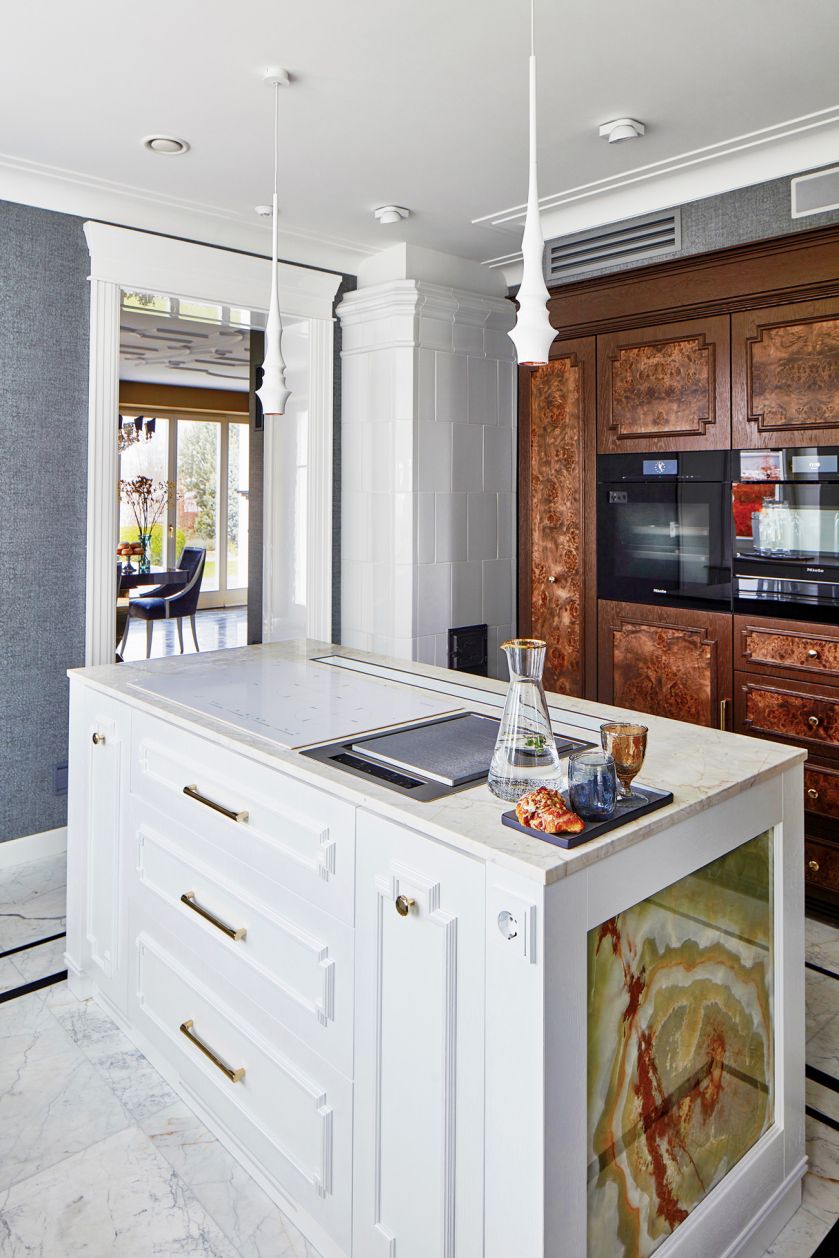 W kuchni projektantka połączyła różne szlachetne materiały