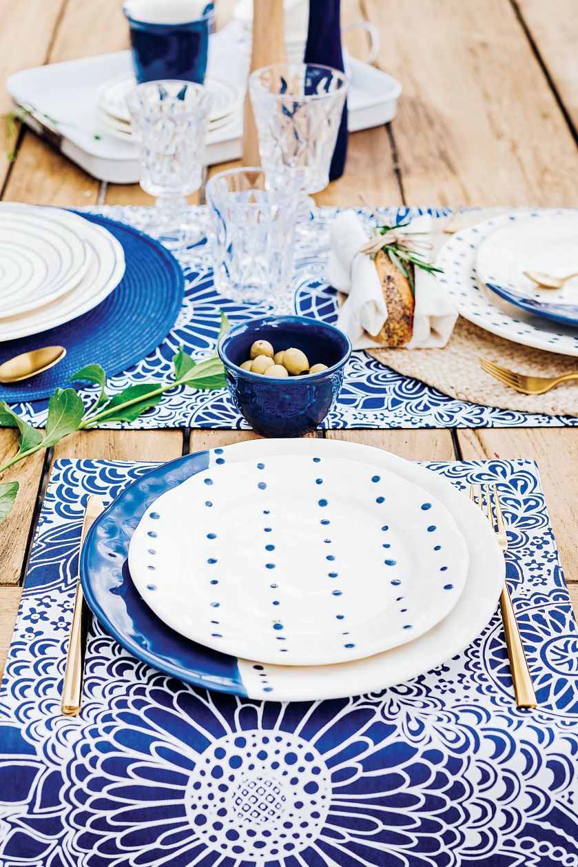 Przyjęcie w ogrodzie. Jak udekorować stół na eleganckie garden party