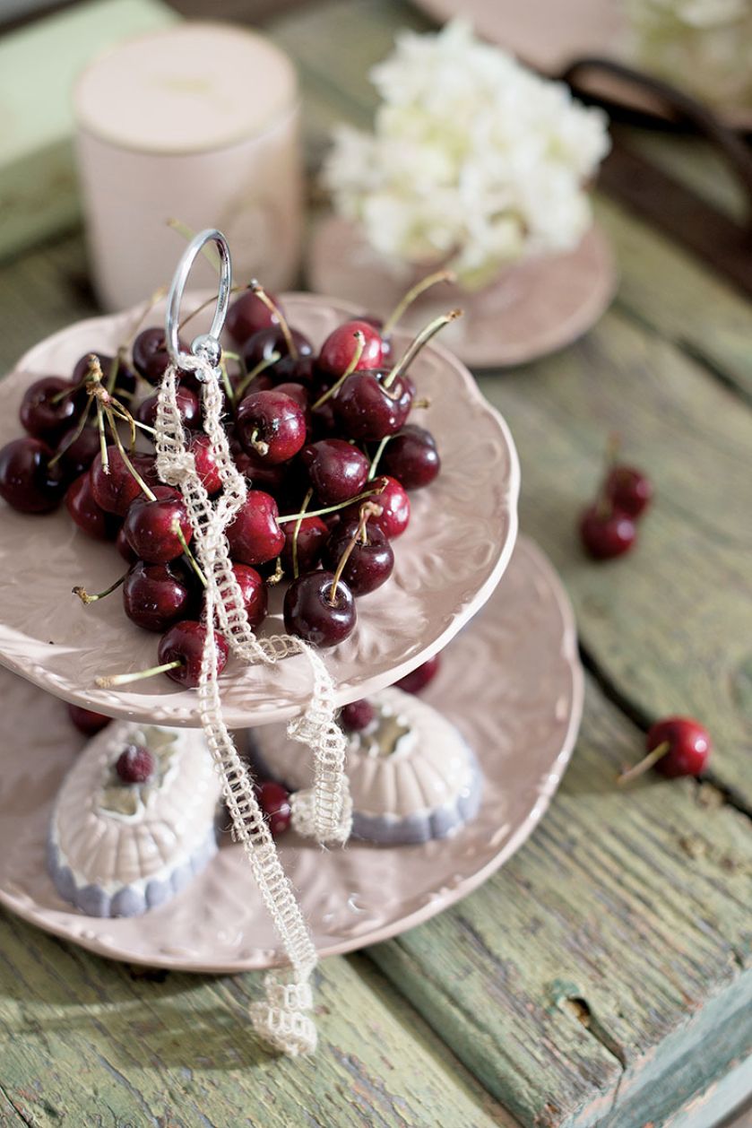 Przyjęcie w ogrodzie. Jak udekorować stół na eleganckie garden party