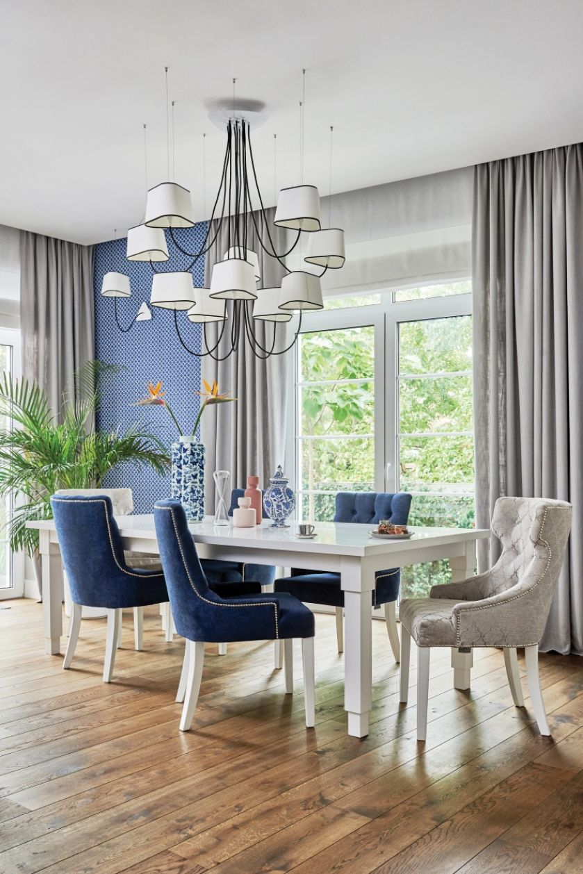 szara jadalnia z niebieskimi krzesłami