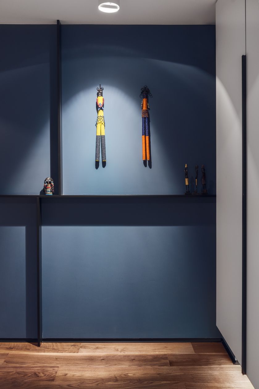 W całym mieszkaniu dominują zgaszone odcienie lazurów, niebieskości i szarości.