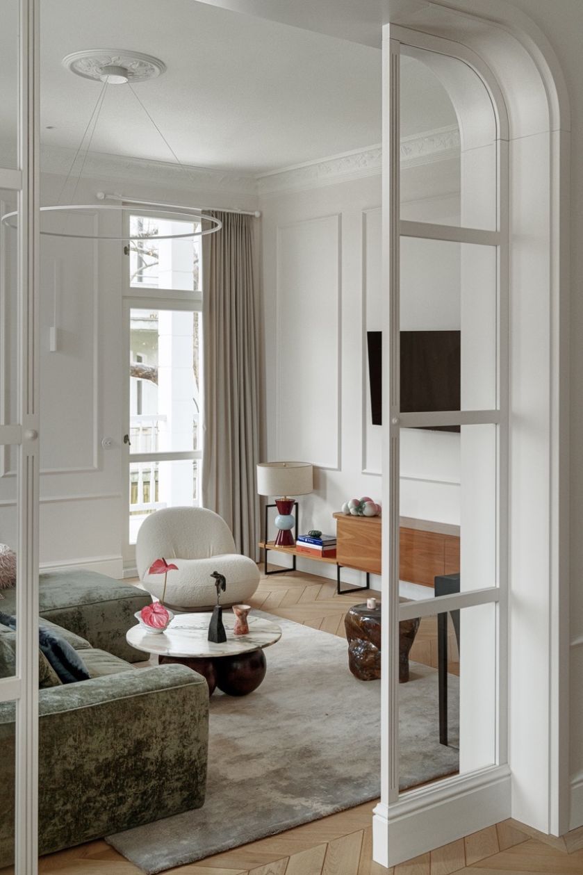 nowoczesny salon w stylowej kamienicy