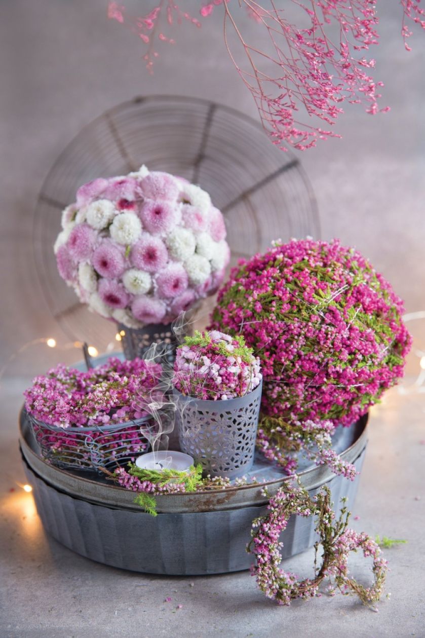 dekoracje z wrzosów i jesiennych kwiatów