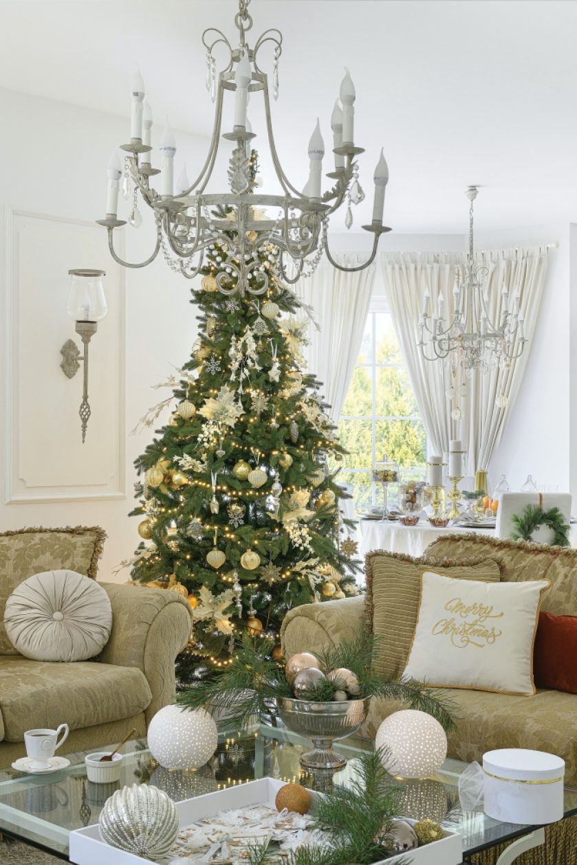 złote ozdoby bożonarodzeniowe w białym salonie