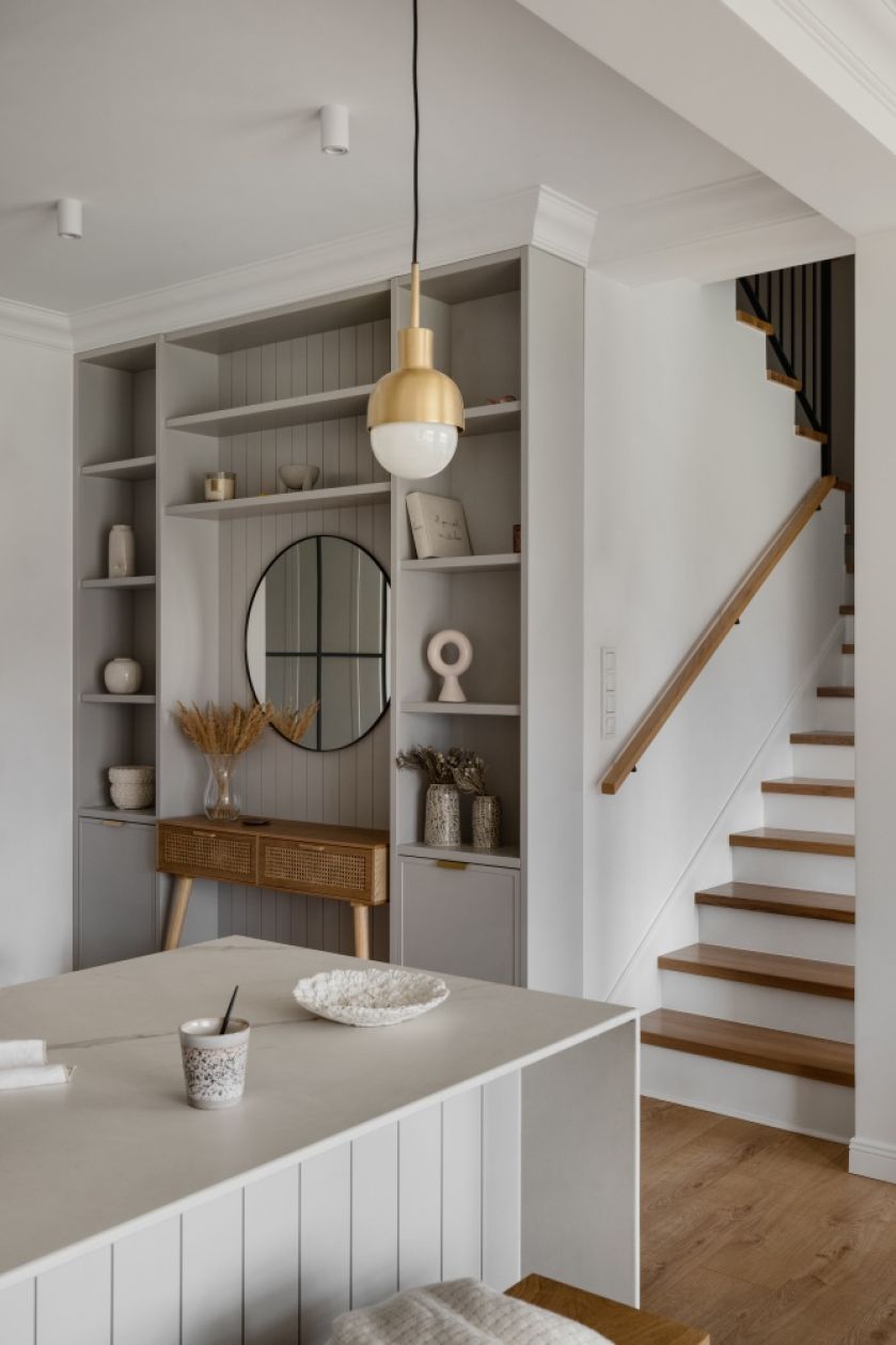 przytulne mieszkanie w beżach bieli i drewnie