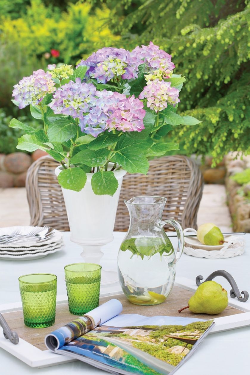 kwiatowe dekoracje w doniczkach na stół