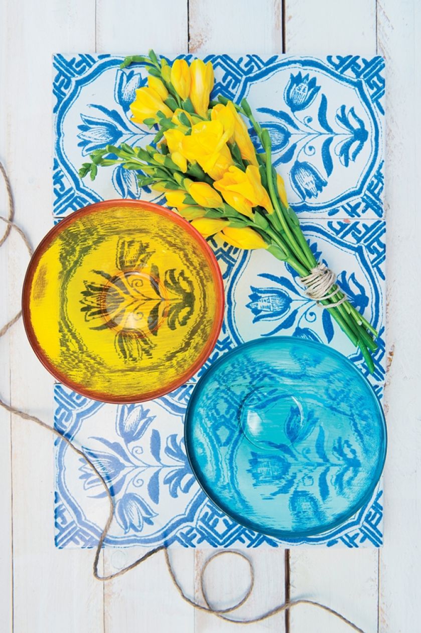 kwiatowe dekoracje na stole