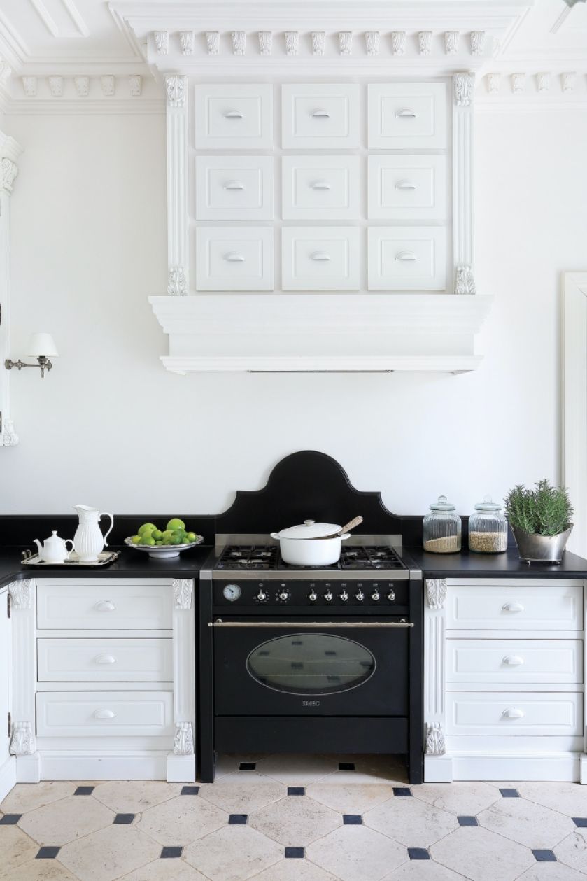 biała kuchnia z czarnymi dodatkami