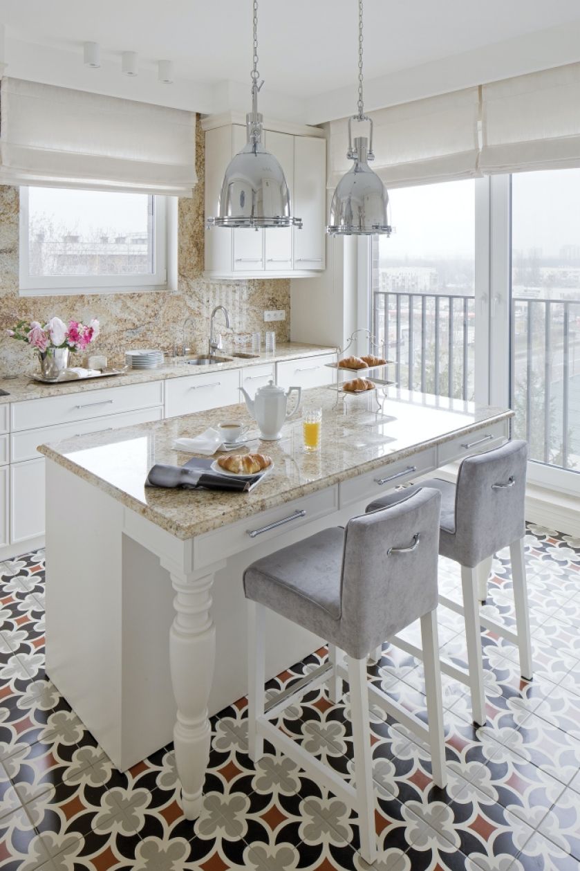 biała kuchnia z kamiennym blatem