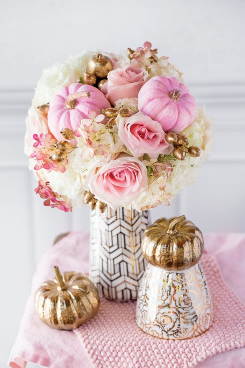 bukiet z dyni i kwiatów