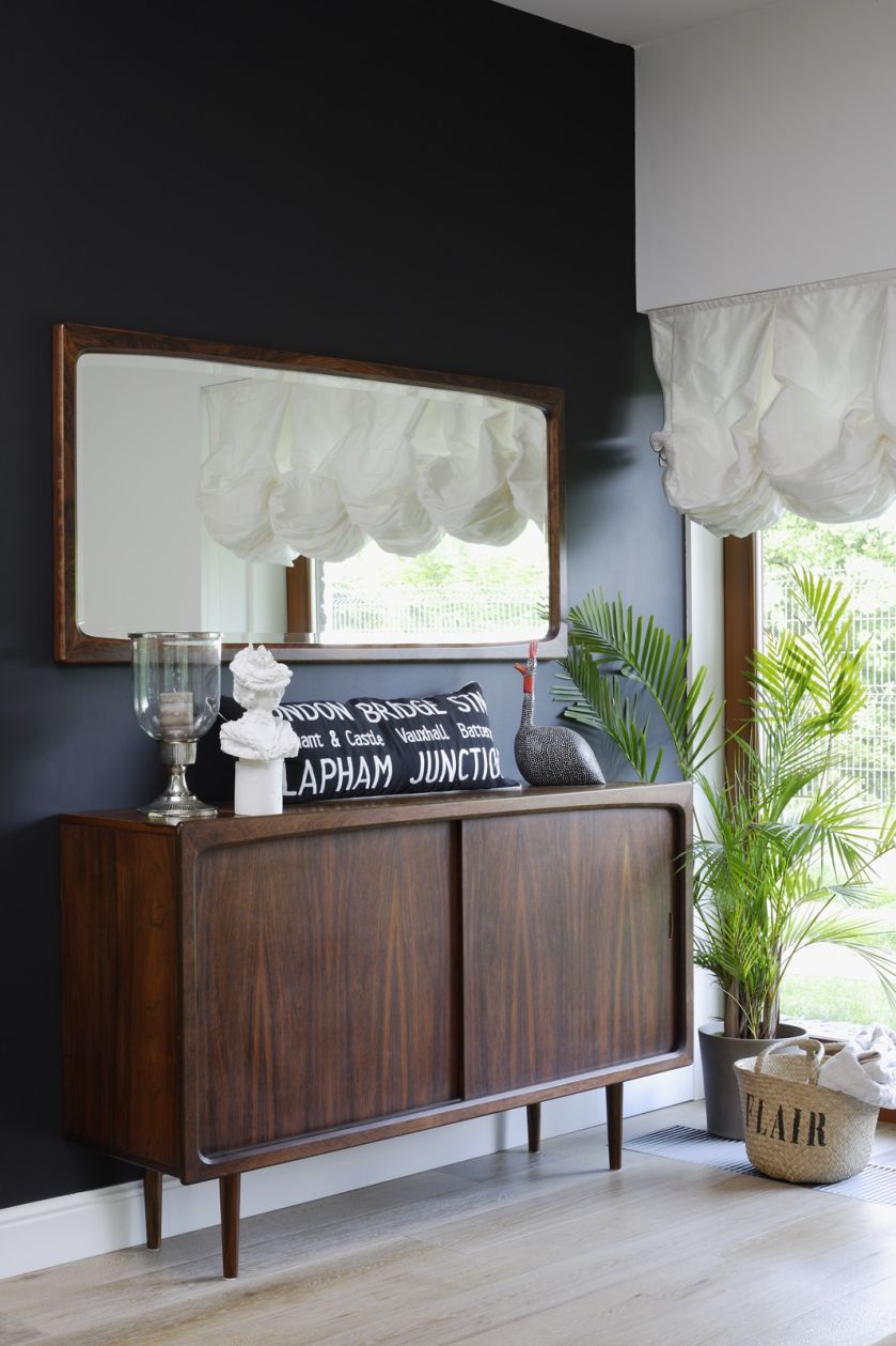 trendy 2020 we wnętrzach ciemne drewno