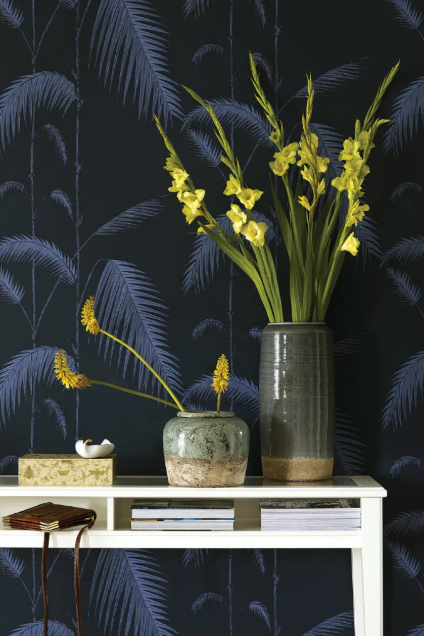 granatowa tapeta w salonie