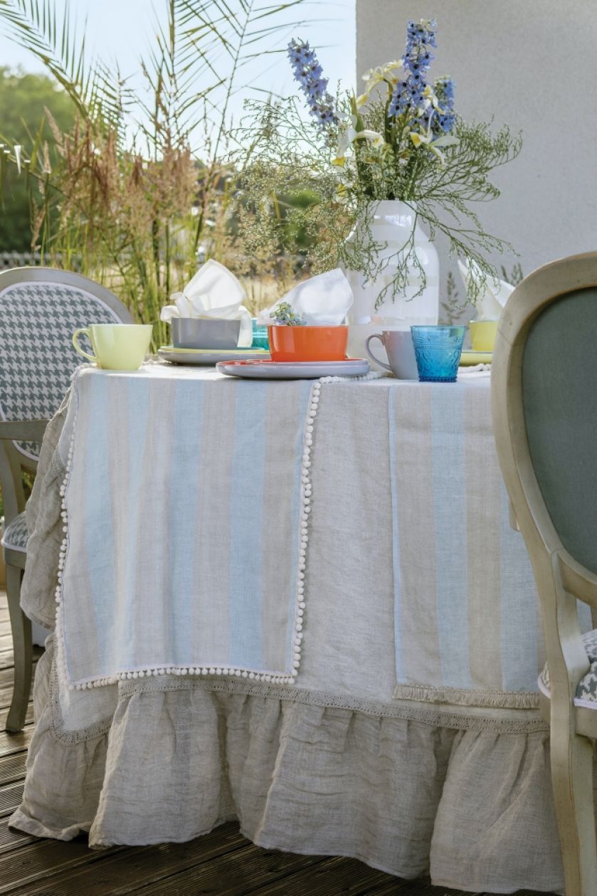 aranżacja stołu na przyjęcie w ogrodzie