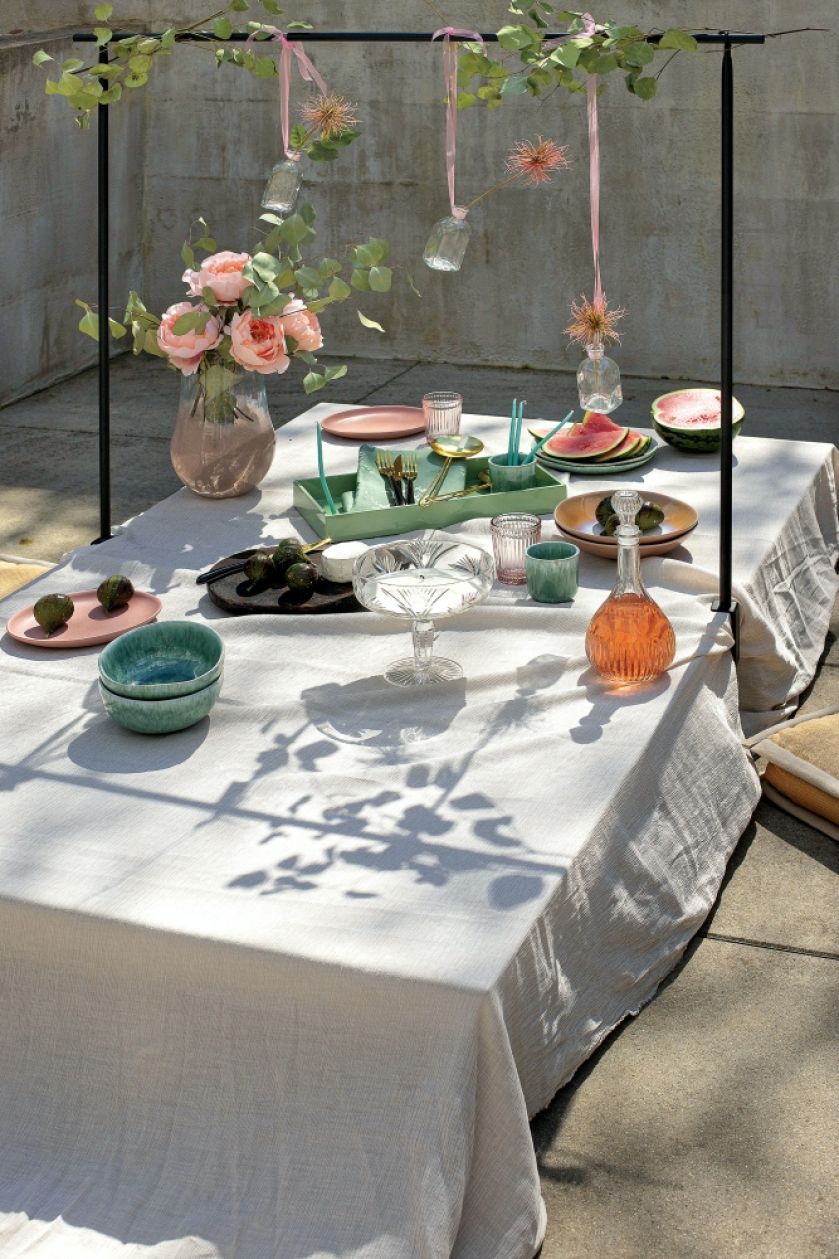 metalowy wieszak nad stół