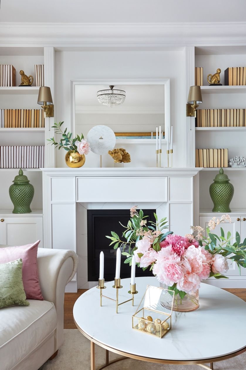 biały salon ze złotymi i różowymi dodatkami