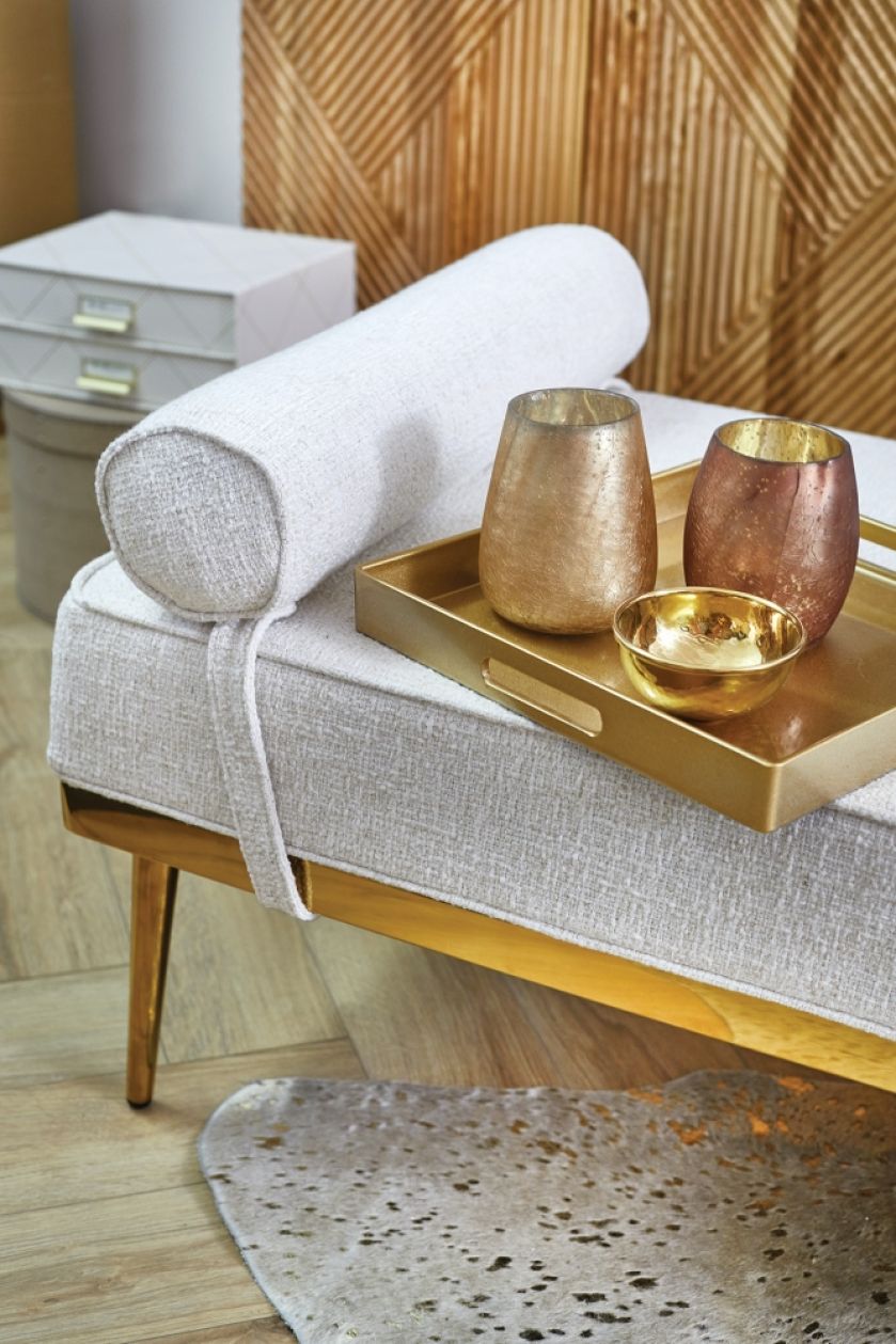 złote dodatki do sypialni