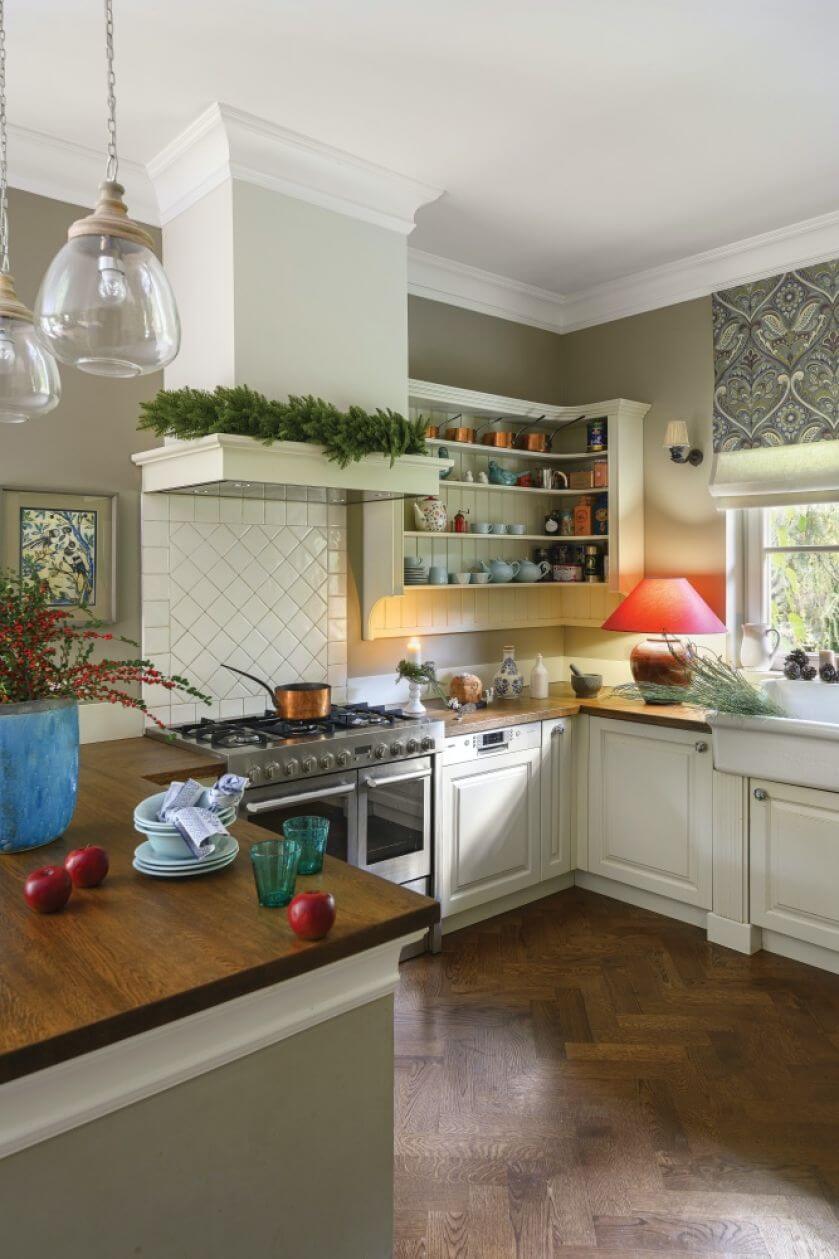 biała kuchnia z drewnianym blatem