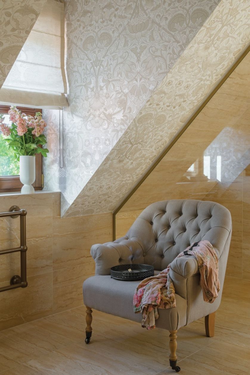 łazienka na poddaszu ze skosem