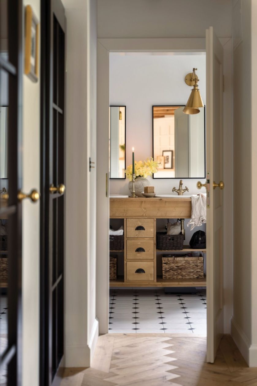 biała łazienka z drewnem