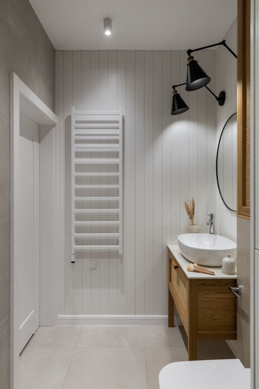 biała łazienka z drewnem