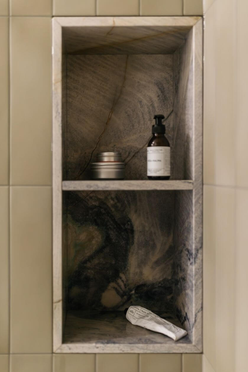 półki pod prysznicem w ścianie