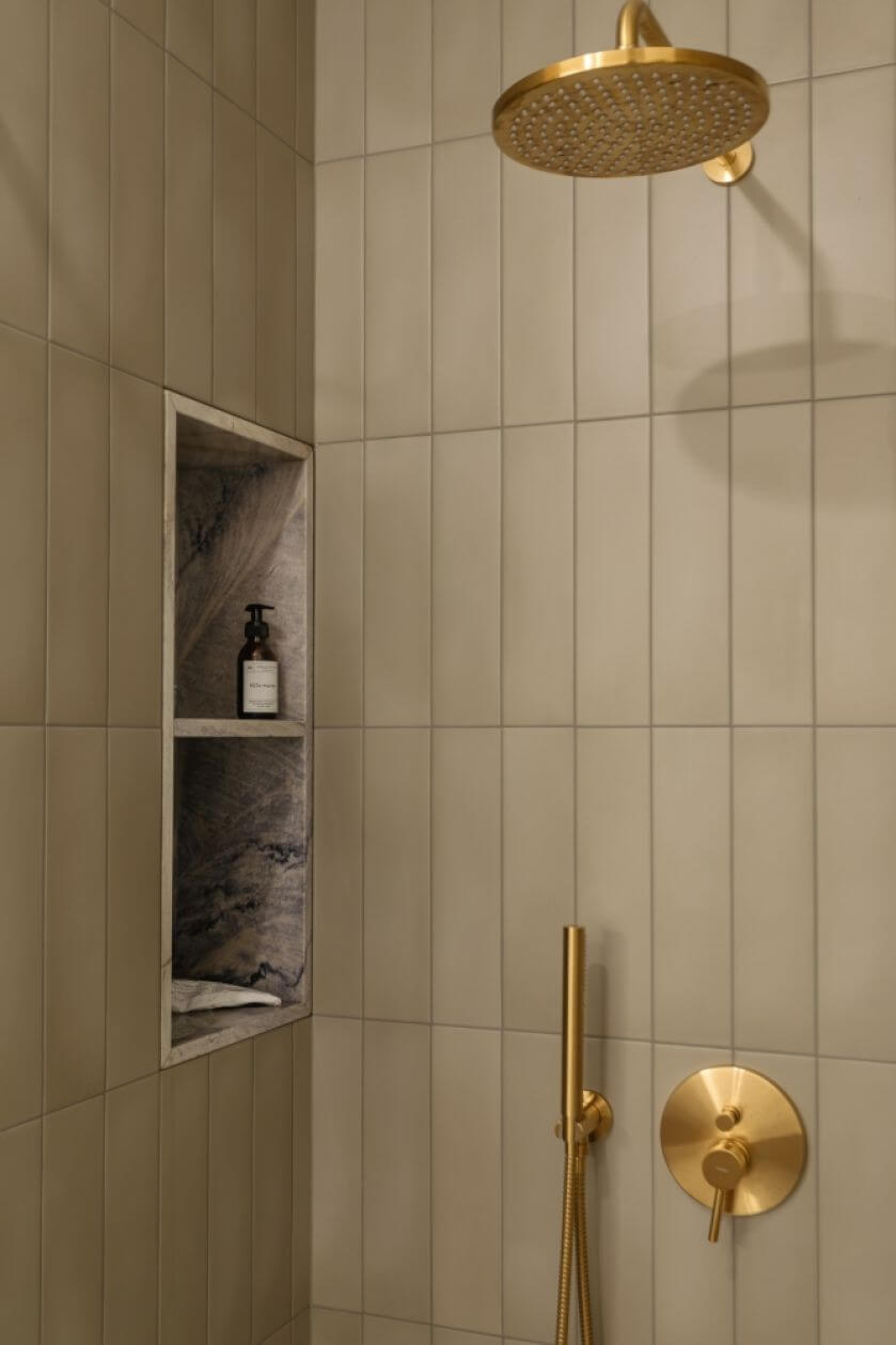 półki pod prysznicem w ścianie