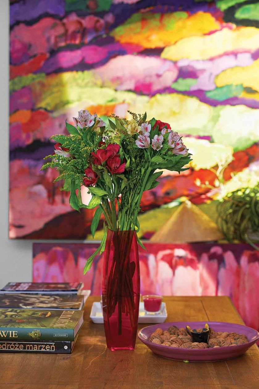 Jestem malarką kolorystką. Myślę kolorem i kolorem czuję – mówi o sobie Beata Murawska. Odwiedzamy ją w jej domu