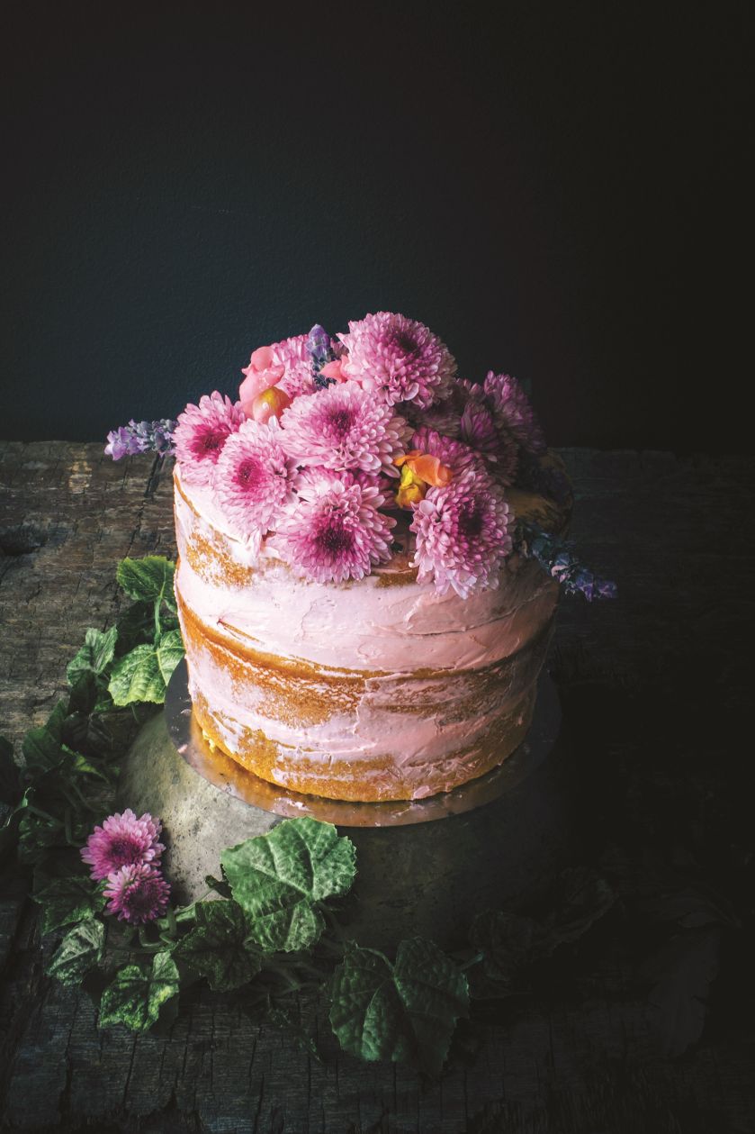 Ciasto truskawkowe z chryzantemami. Jesienne dania – jak z holenderskich martwych natur