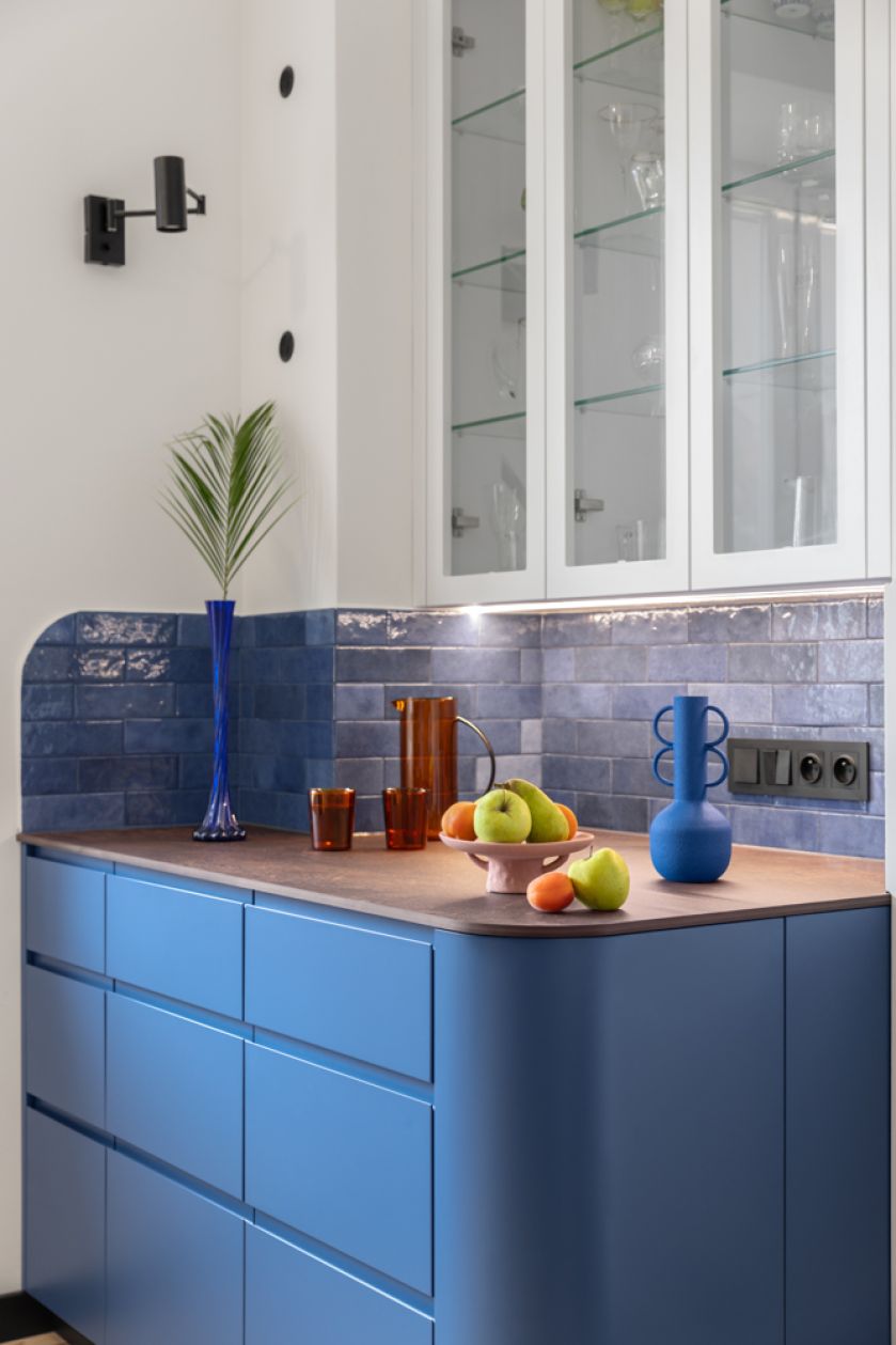 niebieskie szafki w kuchni