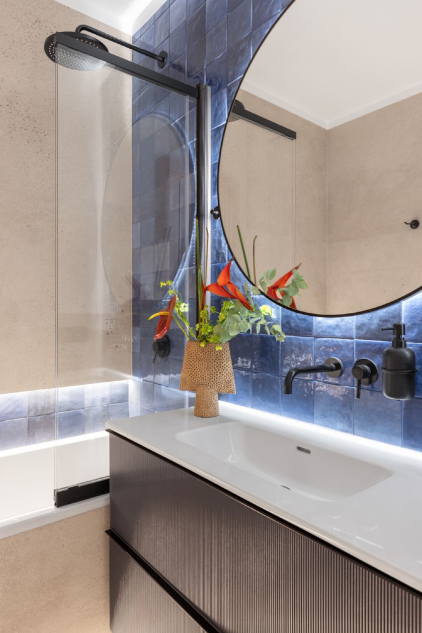 łazienka z wanną 
i prysznicem