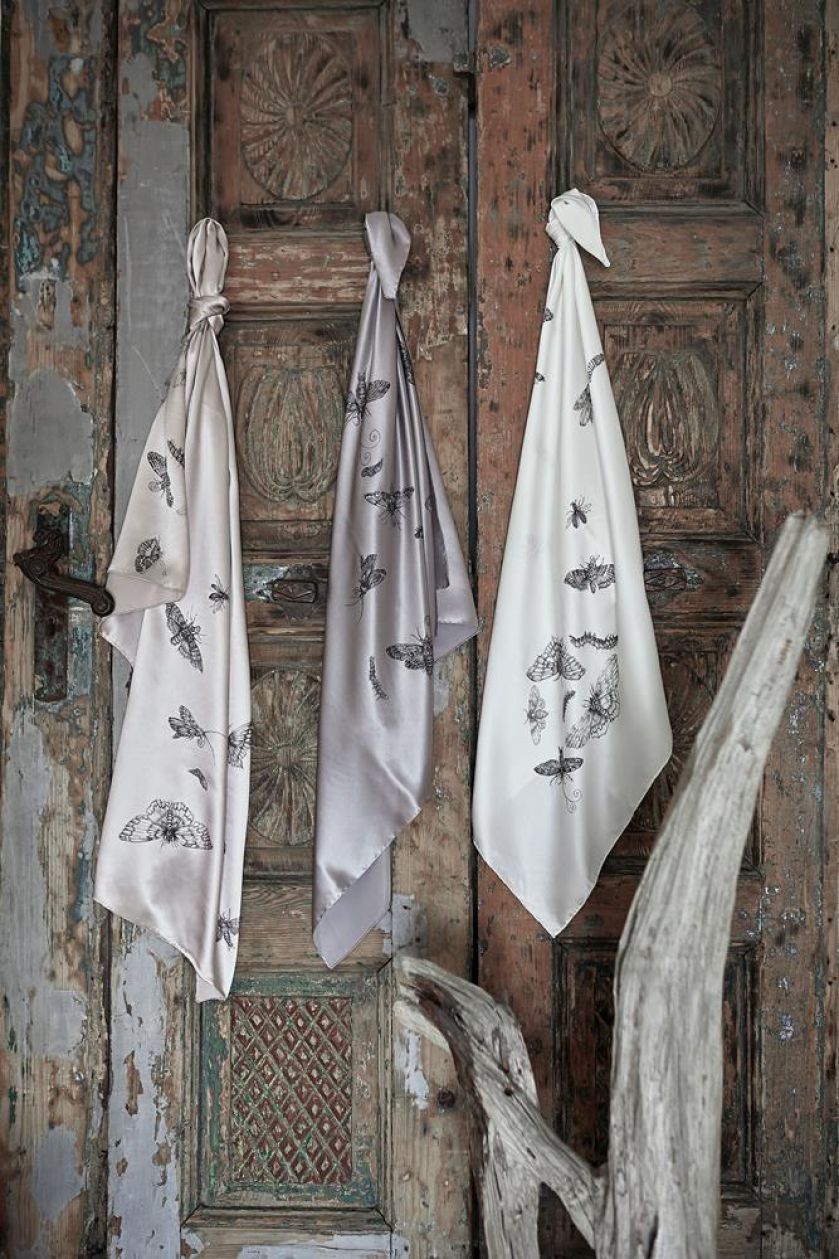 Ćmy z trąbkami, kraby, motyle, wróble mogą zdobić i dom, i wieczorową kreację. Katarzyna Woynowska maluje je jak przed