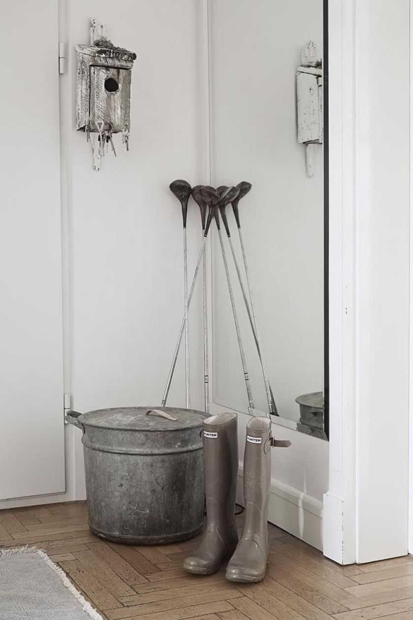 Ćmy z trąbkami, kraby, motyle, wróble mogą zdobić i dom, i wieczorową kreację. Katarzyna Woynowska maluje je jak przed