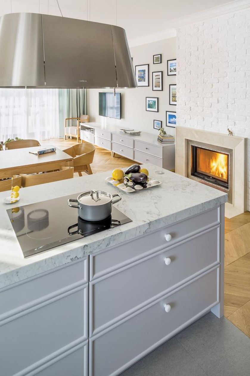 Nie trzeba mieszkać w domu jednorodzinnym, żeby czuć się jak w willi pod miastem. Zobacz wnętrze w stylu nowoczesnej klasyki.