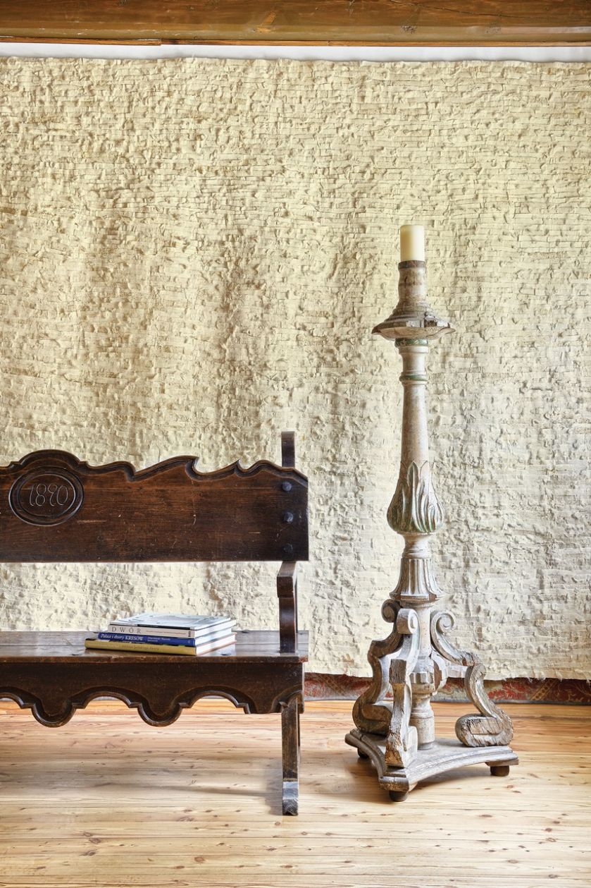 Ławka z meksykańskiej hacjendy (1890 r.) i rzeźbiony świecznik z tego samego okresu. W tle tkanina z surowego jedwabiu