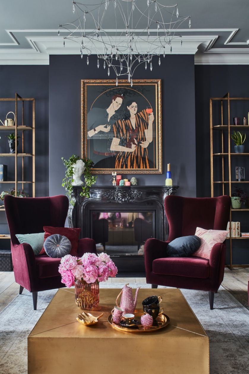 ciemne kolory i złoto w salonie