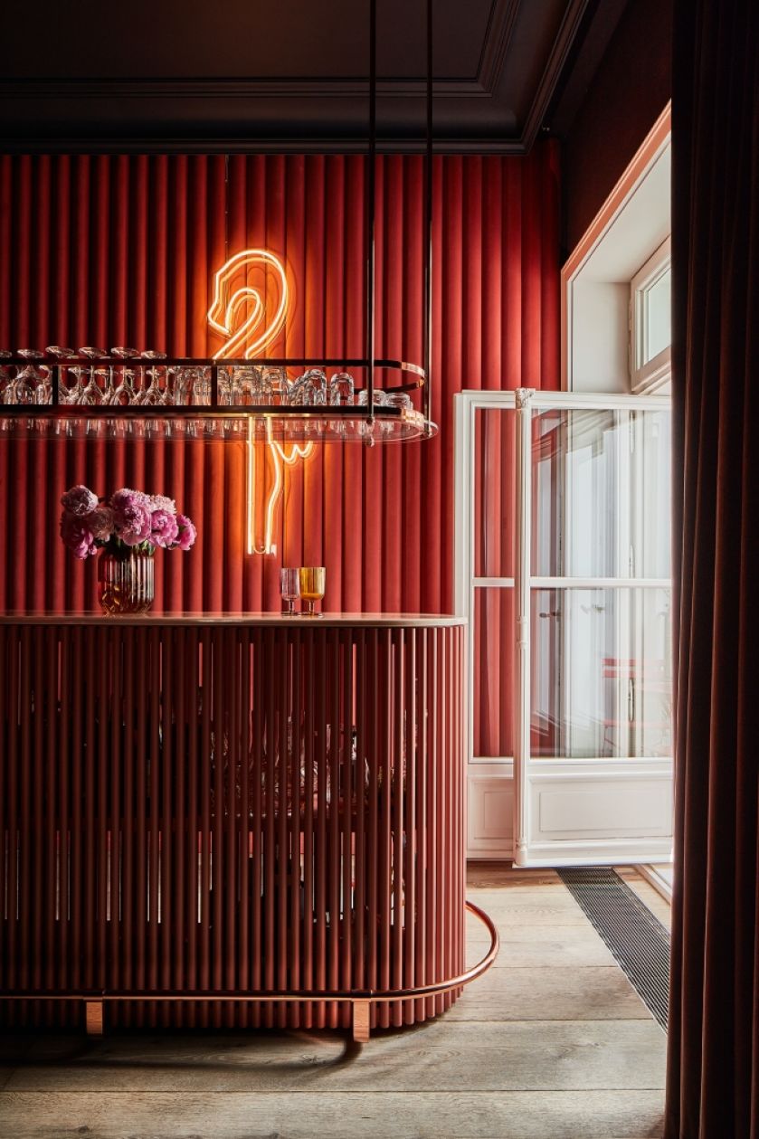 różowy bar z neonem flaminga