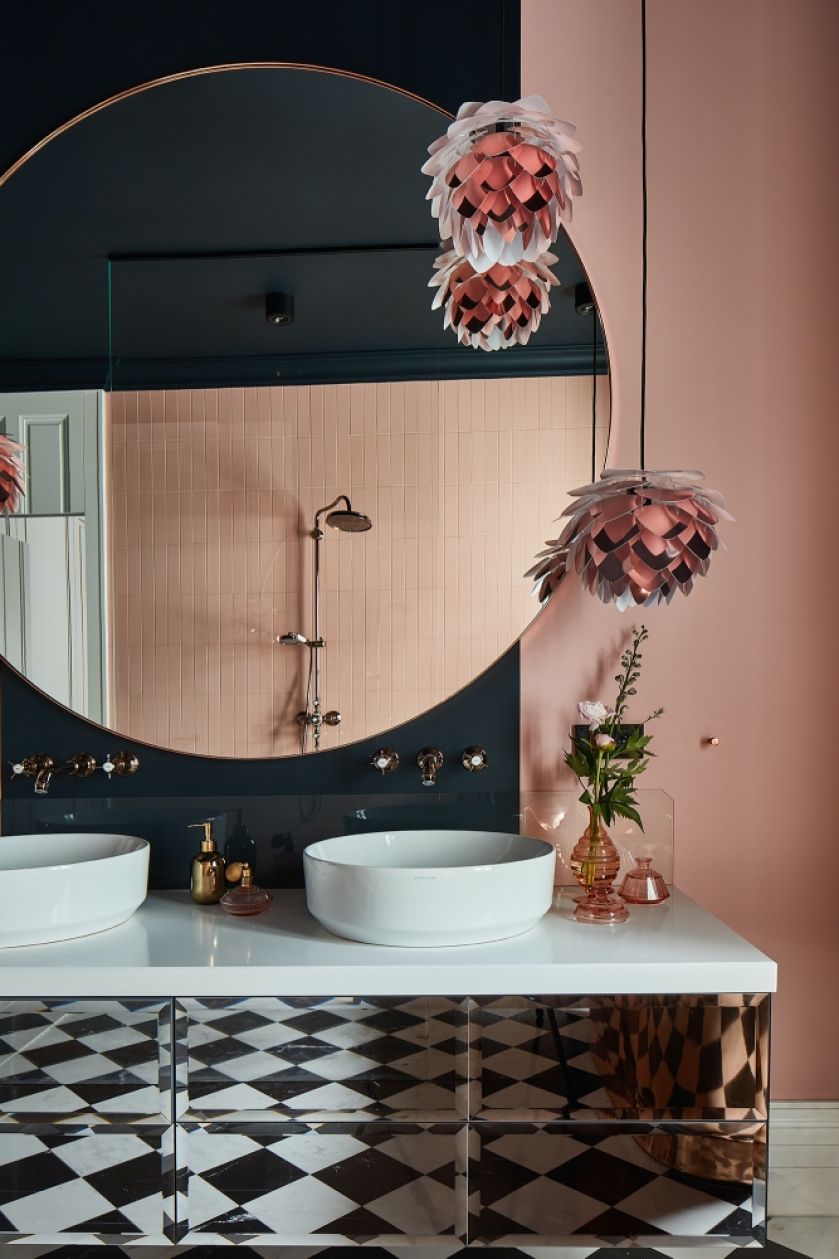 szafka łazienkowa z lustrzanymi frontami