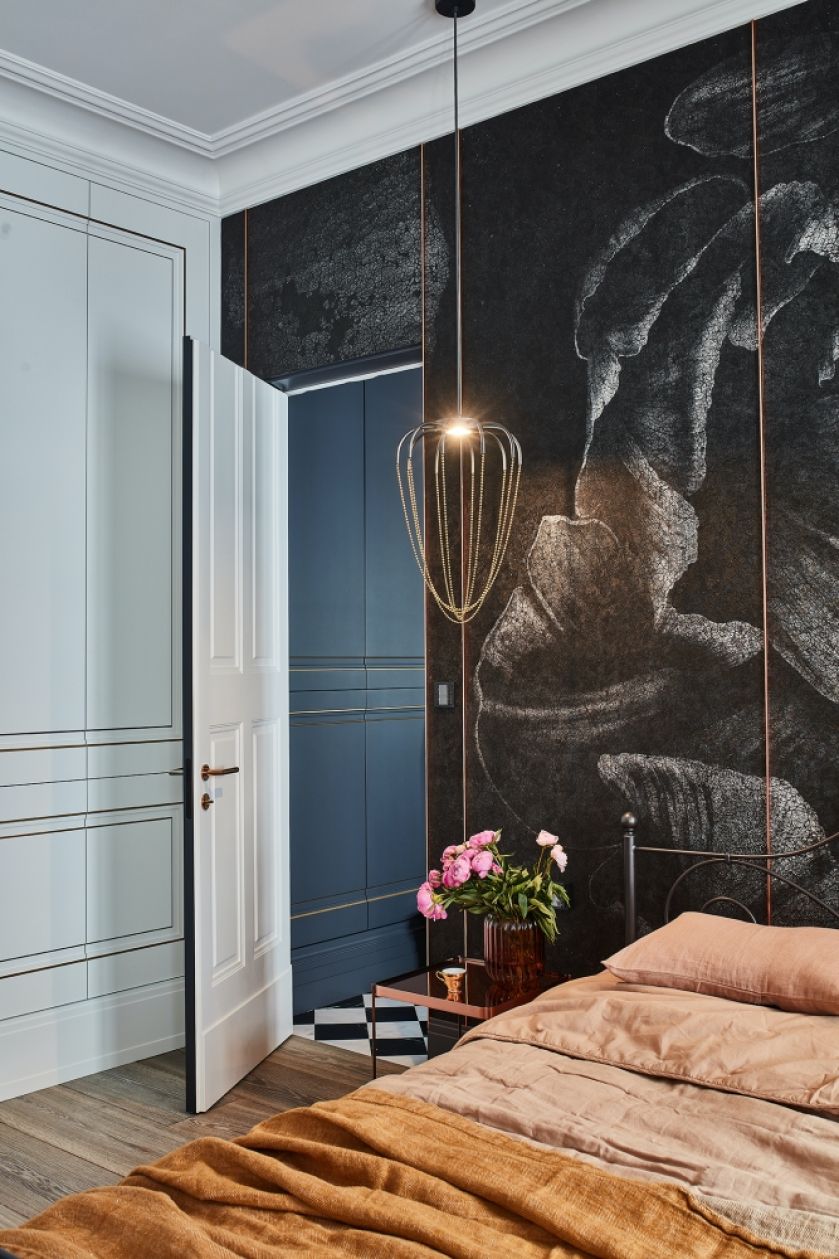 ciemna tapeta ścianie w sypialni