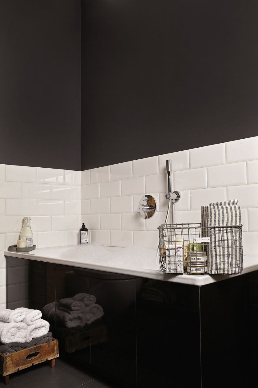 W łazience stanęła dębowa komoda z ceramiką włoskiej marki Catalano i wanna Kaldewei.