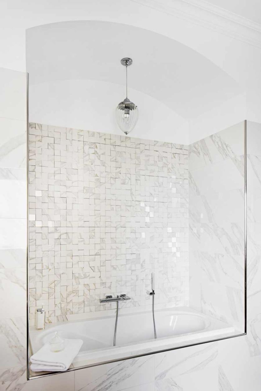 Malutkie połyskujące kosteczki pięknie odbijają światło pod stylowym łukiem.