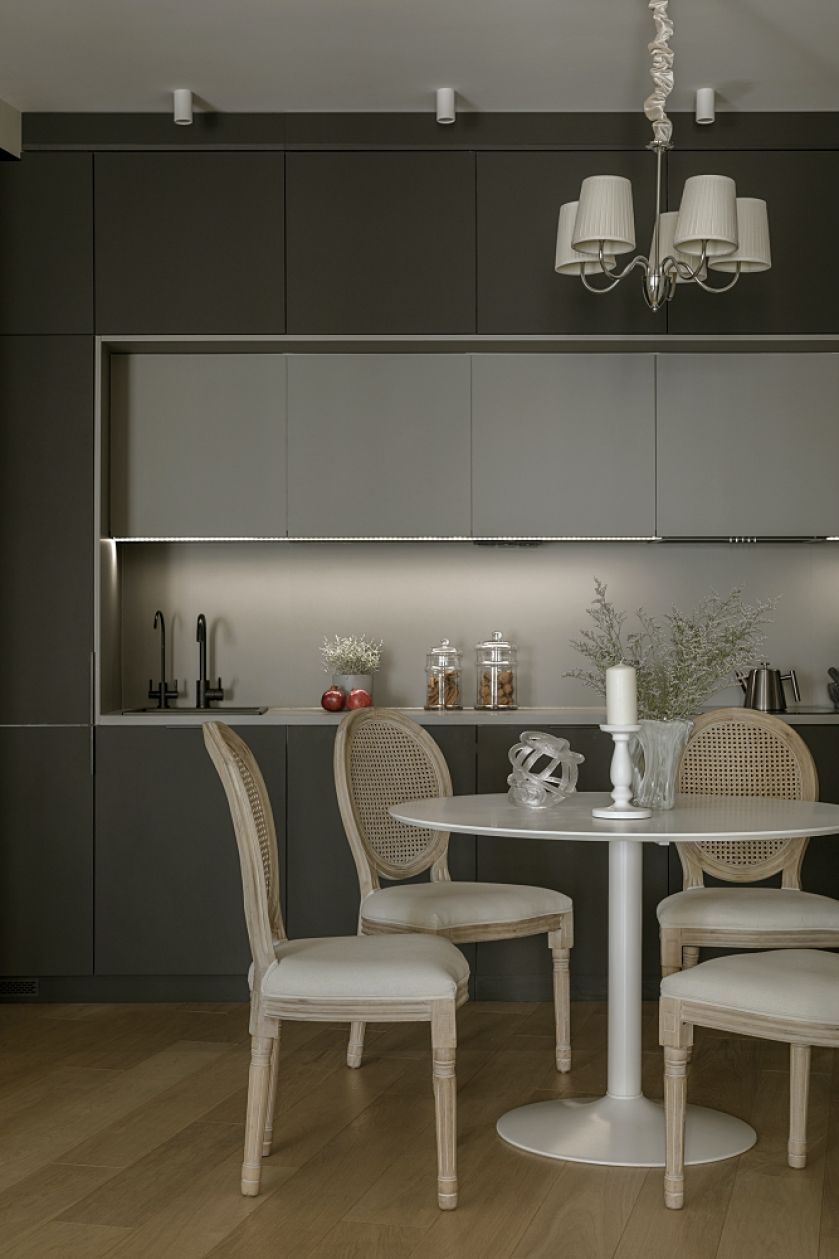 czarna zabudowa kuchenna z podświetlonymi wiszącymi szafkami