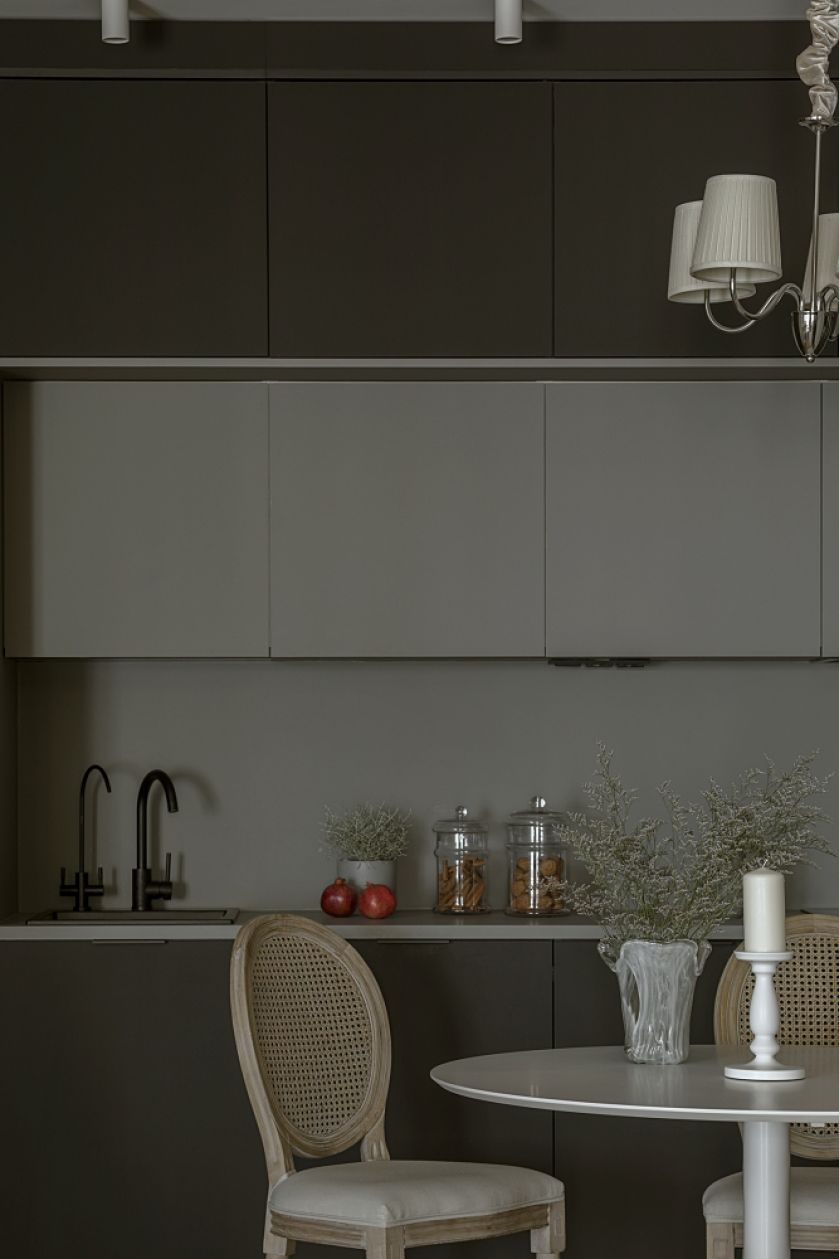 czarna kuchnia z górnymi szarymi szafkami