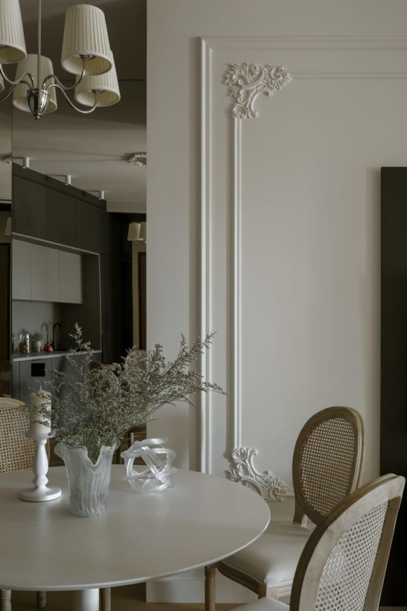 czarna kuchnia z górnymi szarymi szafkami w mieszkaniu 60 m2