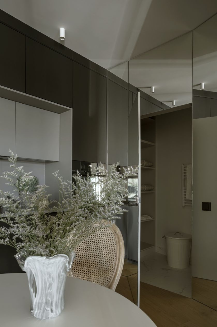 czarna kuchnia z jadalnią w małym mieszkaniu