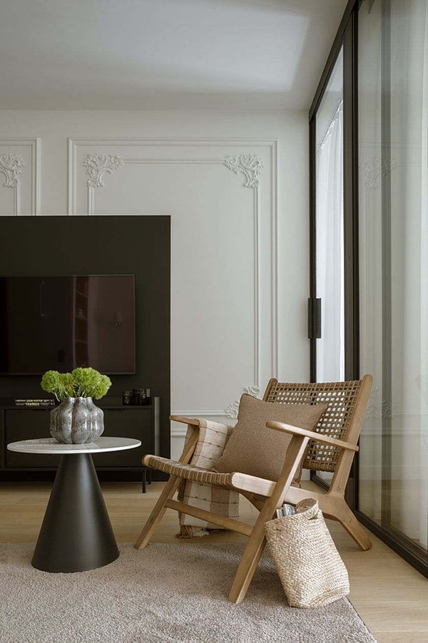 ściana tv z ciemnym panelem